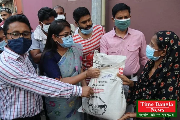 ৩৩৩ এান সহাতার নম্বরে   মধ্যবিত্তের গোপনে হাত পাতা যখন ইউএনওর কাছে দুষ্টুমি ও শ্বাস্তি হিসাবে ৬৫ হাজার সুদের টাকায় ১০০ পারিবারকে প্যাকেট বিতরন।