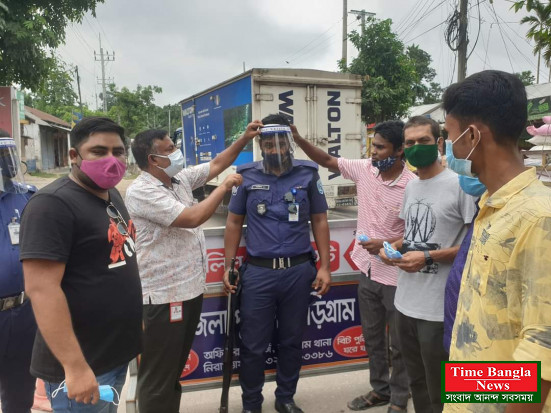 কুড়িগ্রামে জয়বাংলা মোড় সমর্থক গোষ্ঠীর ফেস শিল্ড, প্রোটেক্টর টুপি ও মাস্ক বিতরণ