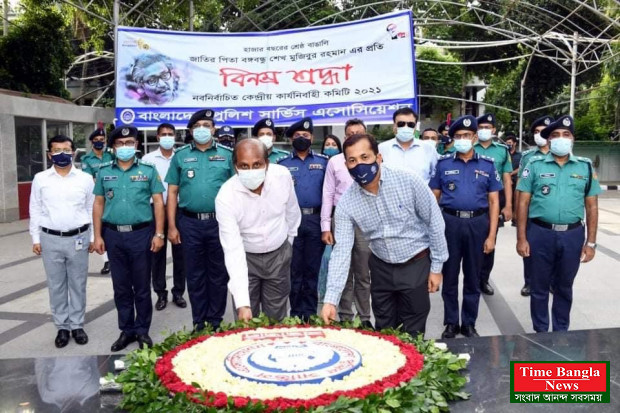 বাংলাদেশ পুলিশ সার্ভিস এসোসিয়েশনের নবনির্বাচিত শীর্ষস্থানীয় নেতৃবৃন্দ জাতির পিতা বঙ্গবন্ধু শেখ মুজিবুর রহমানের প্রতিকৃতিতে ফুল দিয়ে শ্রদ্ধা  জ্ঞাপন করেছেন