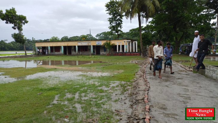 ঝালকাঠিতে স্কুলের মাঠ নষ্ট করে রাস্তা নির্মাণে চরম উত্তেজনা, রাস্তা রক্ষার্থে মানববন্ধন