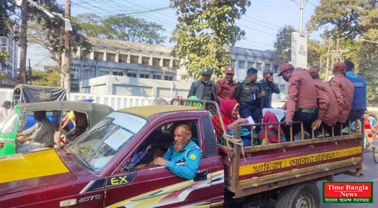 রাত পোহালেই নির্বাচন কেন্দ্রে যাচ্ছে ভোটের সরঞ্জাম