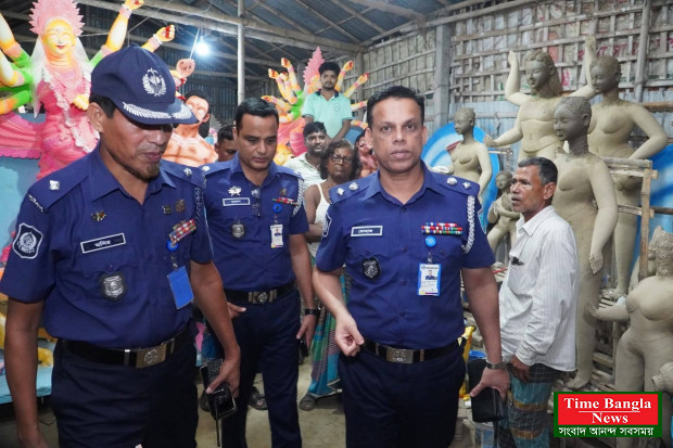 প্রতিমা তৈরির কারখানা ও পূজামগুপ পরিদর্শন করেন পুলিশ সুপার নরসিংদী