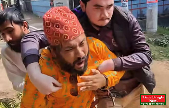 চট্টগ্রাম বিশ্ববিদ্যালয়ে শিক্ষককে হেনস্তার পর টেনেহিঁচড়ে প্রক্টর অফিসে নিলেন চাকসু নেতারা