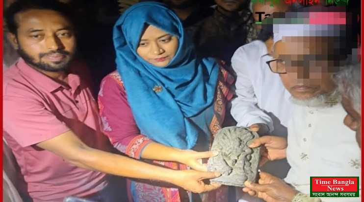টাঙ্গাইলের সখীপুরে পুকুর থেকে পাথরের প্রাচীন মূর্তি উদ্ধার, এলাকায় কৌতূহল।