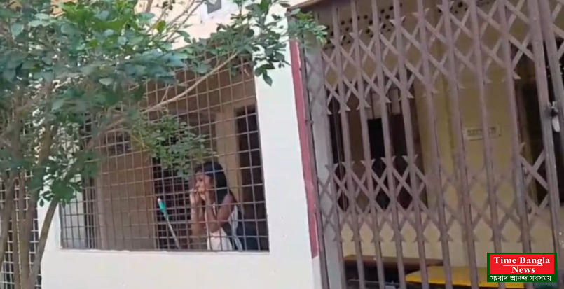 এ যেন " ছুটির ঘন্টা "সিনেমার গল্প বাস্তবে  রুপ নিল। মেহেরপুরে  স্কুলের বাথরুমে এক ঘণ্টা আটকা তৃতীয় শ্রেণির ছাত্রী।