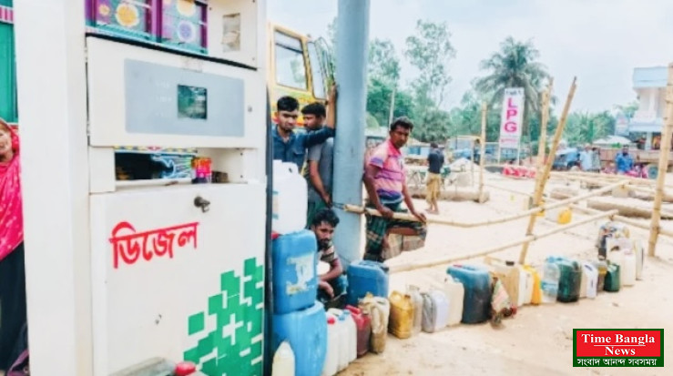 সরিষাবাড়ীতে কৃষি কার্ড নিয়ে পাম্পে পাম্পে ঘুরছেন কৃষক। সেচের অভাবে শুকিয়ে যাচ্ছে খেত