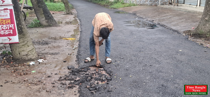 কবিরহাটে প্রায় কোটি টাকার সড়ক সংস্কারে অনিয়মের অভিযোগ, পরদিনই উঠে যাচ্ছে কার্পেটিং
