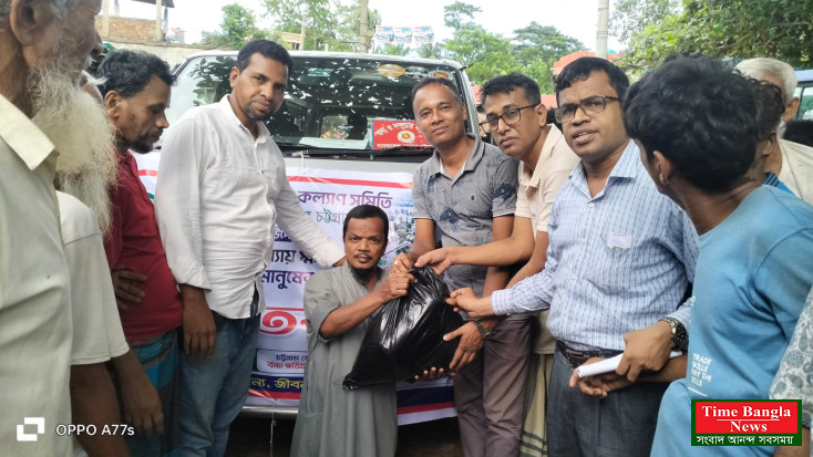 বন্যায় ক্ষতিগ্রস্ত মানুষের মাঝে প্রয়োজনীয় খাদ্য সামগ্রী বিতরণ
