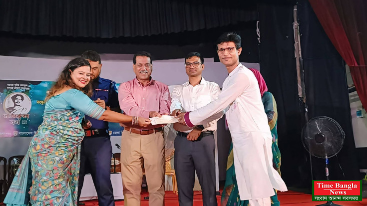 সংস্কৃতি বিষয়ক মন্ত্রণালয়ের উদ্যোগে ও বাংলাদেশ শিল্পকলা একাডেমি ব্যবস্থাপনায় জেলা প্রশাসন ও জেলা শিল্পকলা একাডেমি নরসিংদী আয়োজনে চেক বিতরণ করেন