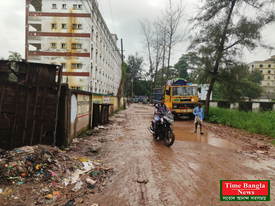 নোয়াখালী পৌরসভার অধিকাংশ সড়ক বেহাল, দুর্ভোগে নগরবাসী