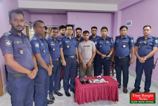 নোয়াখালীতে প্রবাসীর স্ত্রীর বাসায় পিস্তল ঠেকিয়ে চাঁদাবাজি, অস্ত্রসহ গ্রেপ্তার ১