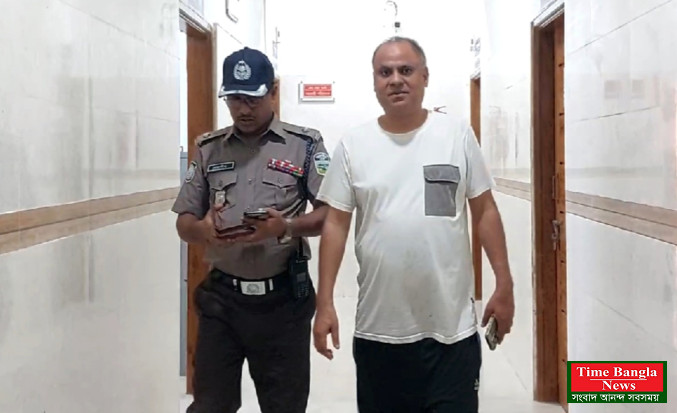 গভীর রাতে পাসপোর্ট অফিসের সহকারী পরিচালক নারীসহ আটক
