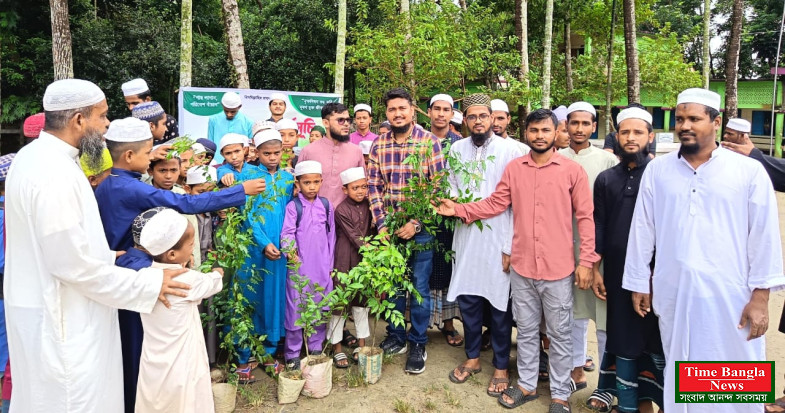 ছাতকের চরমহল্লায় পিস এসোসিয়েশনের উদ্যোগে ৩২০ গাছ বিতরণ, অধ্যাপক সুমন আলমকে সংবর্ধনা