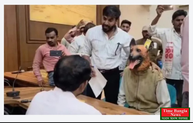 জনশুনানিতে কুকুরের মুখোশ পরে ভারতের সরকারি অফিসে হাজির এক ব্যক্তি।