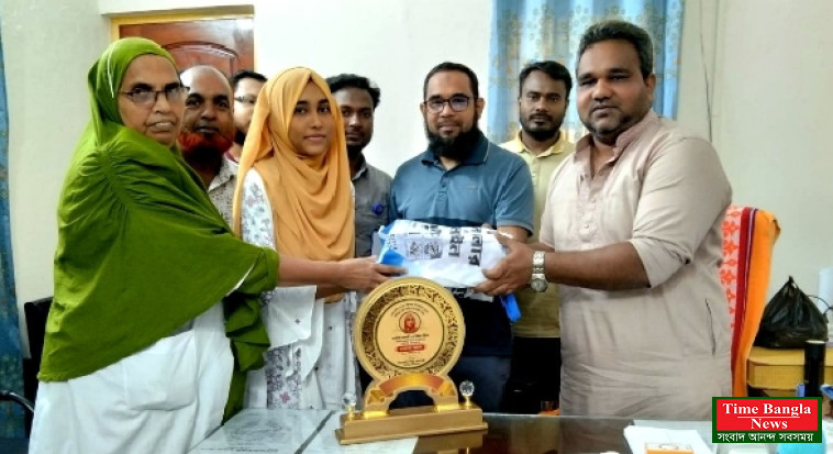 দিনাজপুর বোর্ডে যৌথভাবে প্রথম হওয়া তাসফিয়াকে সংবর্ধনা