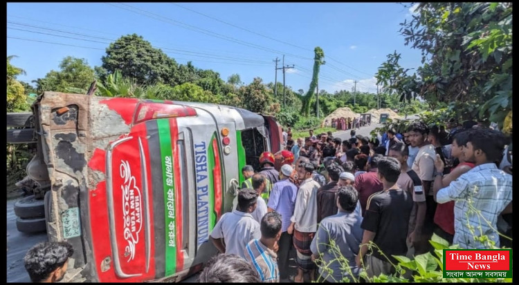 কুমিল্লায় অটোরিকশাকে বাঁচাতে গিয়ে বাস উল্টে আহত ৩০,