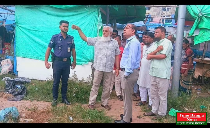 লালদীঘির পাড় হকার মার্কেট পরিদর্শনে জেলা প্রশাসক