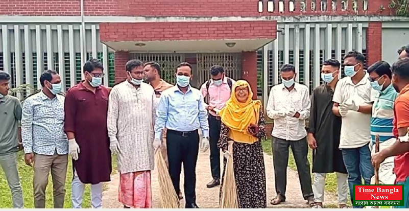নবাবগঞ্জে ডেঙ্গু প্রতিরোধে পরিচ্ছন্নতা অভিযানে নিজেই ঝাড়ু হাতে এসিল্যান্ড