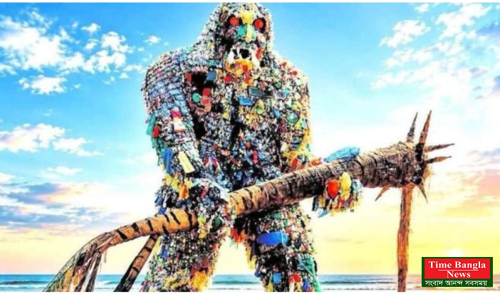 কক্সবাজার সৈকতে পাঁচ টন প্লাস্টিকে গড়া ৫০ ফুটের ‘দানব’ কক্সবাজারে পরিবেশ রক্ষার বার্তা ।*